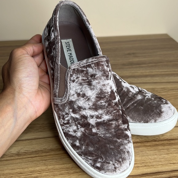 Steve Madden suede slip on shoes - Picture 2 of 4